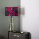 Abat-jour Thevenon rose de la gamme Orphée de couleur rose intense avec motif floral