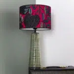 Abat-jour Thevenon rose de la gamme Orphée de couleur rose intense avec motif floral