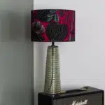 Abat-jour Thevenon rose de la gamme Orphée de couleur rose intense avec motif floral