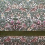 Détail tissu Liberty London Strawberries bordure vert olive
