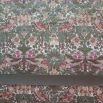 Détail tissu abat-jour Liberty London Strawberries bordure Taupe